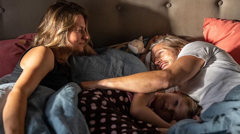 Schon nach ihrer ersten Nacht mit Mads (Sebastian Ströbel) wird Eva (Marie Burchard) mit seiner Patchwork-Situation konfrontiert. Dazu gehört auch, dass plötzlich Lola (Thurid Charlotte Funck), die Tochter von Mads' bester Freundin René, zu ihnen ins Bett krabbelt. Schon nach ihrer ersten Nacht mit Mads (Sebastian Ströbel) wird Eva (Marie Burchard) mit seiner Patchwork-Situation konfrontiert. Dazu gehört auch, dass plötzlich Lola (Thurid Charlotte Funck), die Tochter von Mads' bester Freundin René, zu ihnen ins Bett krabbelt.