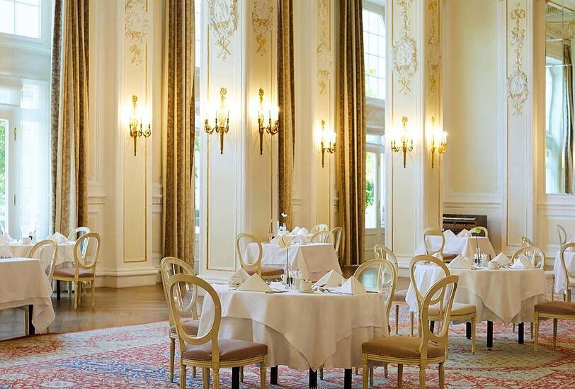 Hotelgäste frühstücken elegant im Belle-Époche-Ballsaal "Crystal Hall". Hotelgäste frühstücken elegant im Belle-Époche-Ballsaal "Crystal Hall".