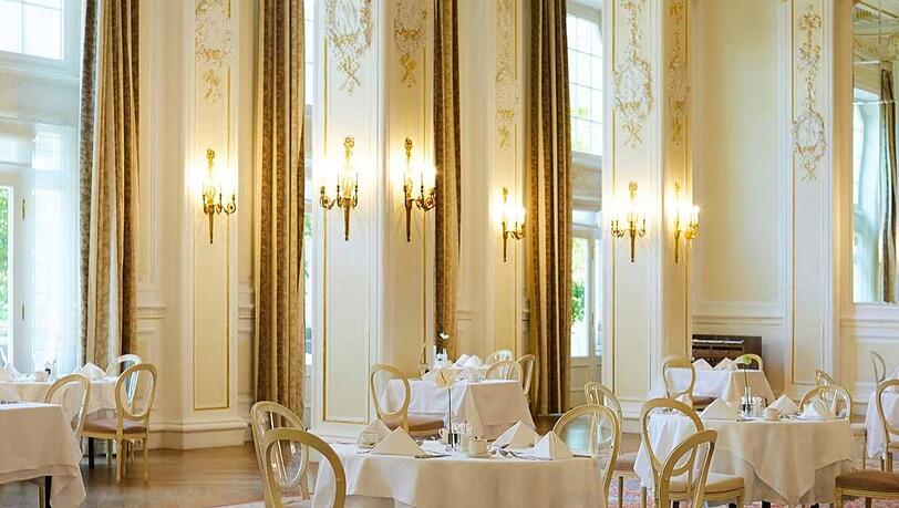 Hotelgäste frühstücken elegant im Belle-Époche-Ballsaal "Crystal Hall". Hotelgäste frühstücken elegant im Belle-Époche-Ballsaal "Crystal Hall".