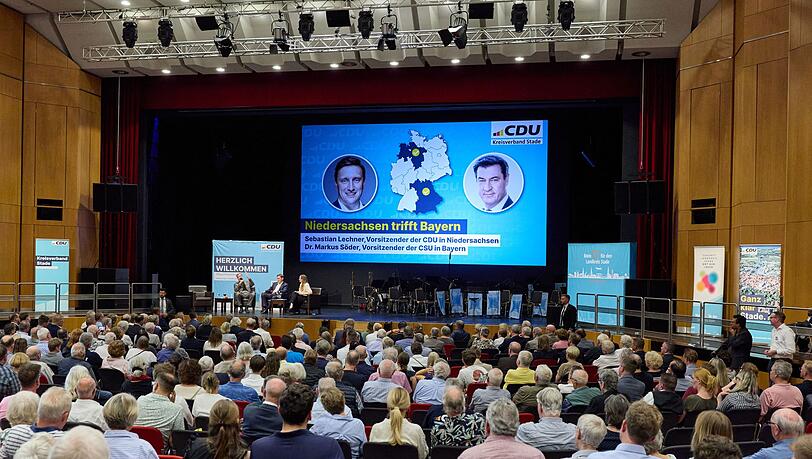 Hunderte Menschen kamen zu der CDU-Veranstaltung mit Bayerns Ministerpräsident Markus Söder im niedersächsischen Stade. Hunderte Menschen kamen zu der CDU-Veranstaltung mit Bayerns Ministerpräsident Markus Söder im niedersächsischen Stade.