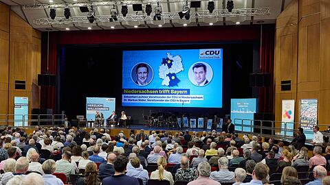 Hunderte Menschen kamen zu der CDU-Veranstaltung mit Bayerns Ministerpr&auml;sident Markus S&ouml;der im nieders&auml;chsischen Stade.