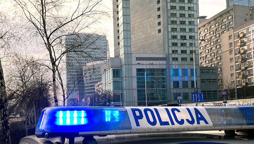 Ein Streifenwagen der polnischen Polizei (Policja) steht auf einer Stra&szlig;e. (Symbolbild)