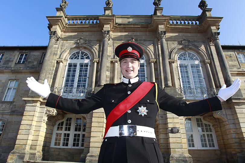 Seinem blaublütigen Doppelgänger aus dem Gesicht geschnitten: Prinz-William-Double Michael Zartner vor dem Alten Schloss in Bayreuth.