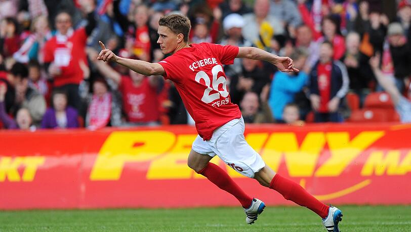 Nils Petersen soll ab Sommer beim FC Bayern jubeln. Nils Petersen soll ab Sommer beim FC Bayern jubeln.