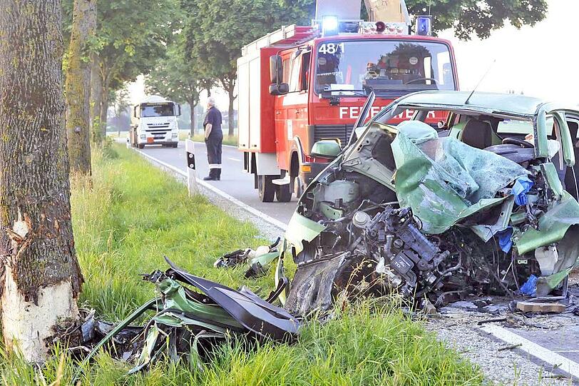 Schwerer Unfall bei Erding: Ein Mann kommt von der Straße ab und knallt gegen einen Baum. Der Unfall endet tödlich.