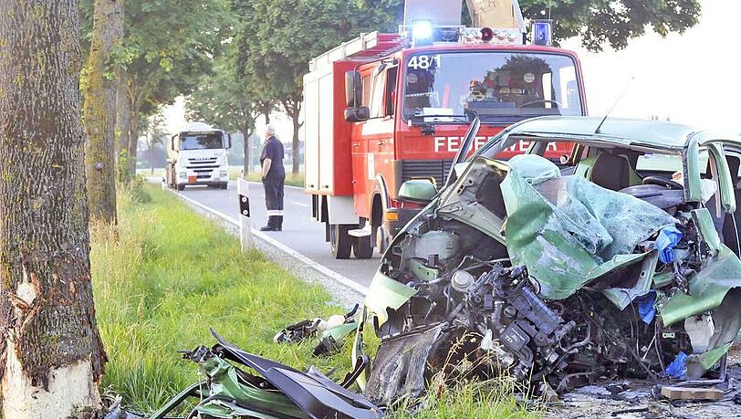 Schwerer Unfall bei Erding: Ein Mann kommt von der Straße ab und knallt gegen einen Baum. Der Unfall endet tödlich. Schwerer Unfall bei Erding: Ein Mann kommt von der Straße ab und knallt gegen einen Baum. Der Unfall endet tödlich.