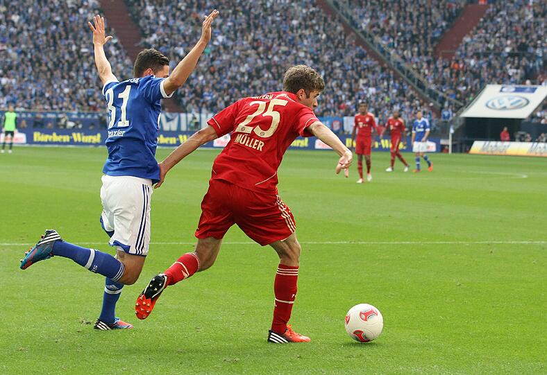 Thomas Müller (r) erzielt mit diesem Schuss den Treffer zum 2:0 vorbei an Schalkes Julian Draxler.