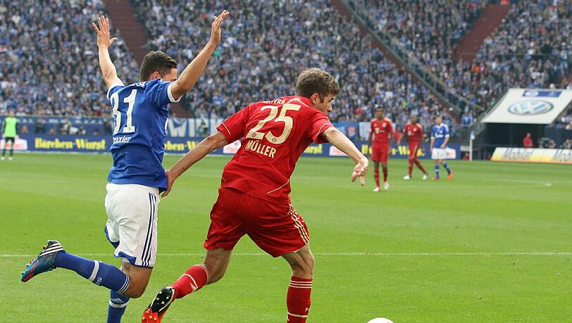 Thomas Müller (r) erzielt mit diesem Schuss den Treffer zum 2:0 vorbei an Schalkes Julian Draxler. Thomas Müller (r) erzielt mit diesem Schuss den Treffer zum 2:0 vorbei an Schalkes Julian Draxler.