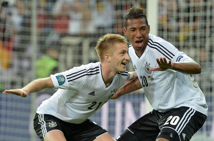 Die Deutschen spielen eine hervorragende Vorrunde und setzen sich auch im Viertelfinale durch. Marco Reus (l.) jubelt nach seinem Treffer zum 4:1 gegen Griechenland mit Jerome Boateng.