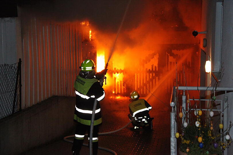 Das Auto völlig zerstört, die Garage in Vollbrand: In Waldkraiburg ist ein Carport abgebrannt. Die Bilder vom spektakulären Feuerwehreinsatz.