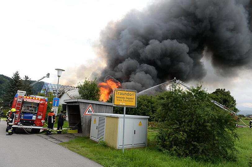 Bei Siegsdorf im Landkreis Traunstein steht am Sonntagmittag ein Bauernhof in Flammen.