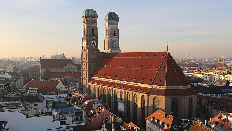 In der Münchner Frauenkirche finden sowohl an Heiligabend als auch an den beiden Weihnachtsfeiertagen Gottesdienste statt. In der Münchner Frauenkirche finden sowohl an Heiligabend als auch an den beiden Weihnachtsfeiertagen Gottesdienste statt.