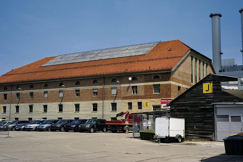Die Trafohalle an der Hans-Preißinger-Straße mit dem Heizkraftwerk Süd im Hintergrund.