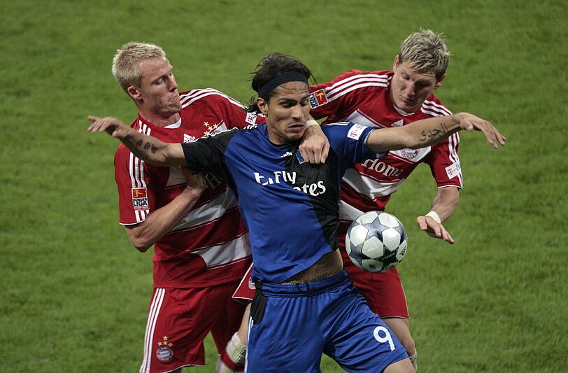 Auch im Vorjahr gab es keinen Auftaktsieg. Beim 2:2 gegen den Hamburger SV verspielten die Bayern eine Zwei-Tore-Führung. Schweinsteiger und Podolski trafen für die Roten, auf der anderen Seite glichen Guerrero und Trochowski aus. Am Ende der Saison gewinnt Wolfsburg zum ersten Mal die Meisterschaft. Im Bild: Paolo Guerrero im Duell mit Christian Lell und Bastian Schweinsteiger