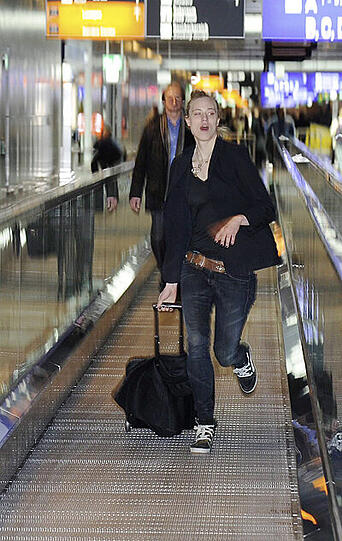 Larissa hat sichtlich ihren BH vergessen, Melanies Zepter zerbricht auf dem Flug und der Wendler ziert sich beim Begrüßungs-Kuss. Die Bilder von der Flughafen-Ankunft der Dschungelcamp-Stars...