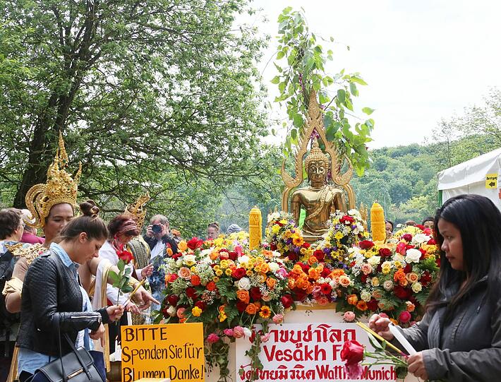 Gegen 13 Uhr zog feierlich die Buddha-Statue ein. Beeindruckend war drumherum auch der bunte Blumenschmuck.