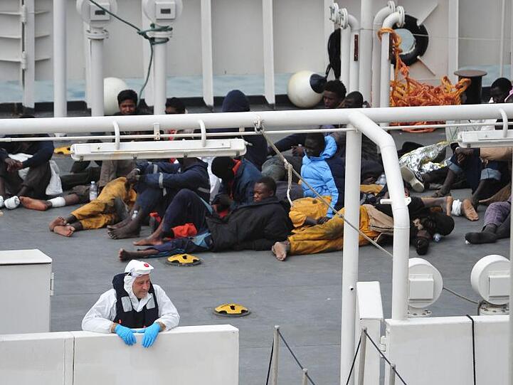 Die "Bruno Gregoretti", ein Schiff der italienischen Küstenwache, bei einem früheren Einsatz im Mittelmeer.