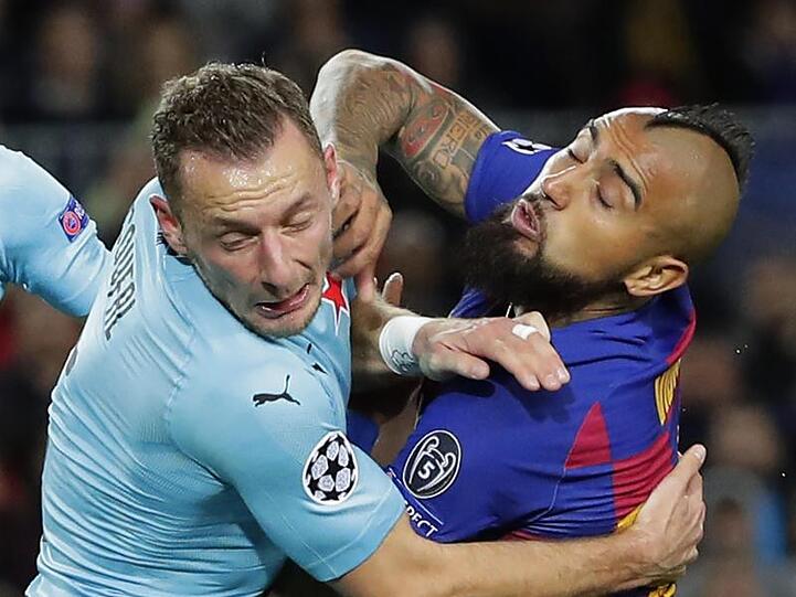 Der Prager Vladimir Coufal (l) und Arturo Vidal (r) vom FC Barcelona im Clinch beim Kampf um den Ball.