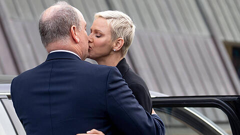 Seltener Anblick: Albert und Charlène küssen sich in der Öffentlichkeit.