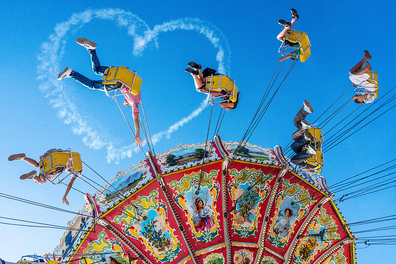 Die Wiesn 2024: Zum zweiten Mal zeichnet Sascha Odermann sein Herzl in den Himmel.