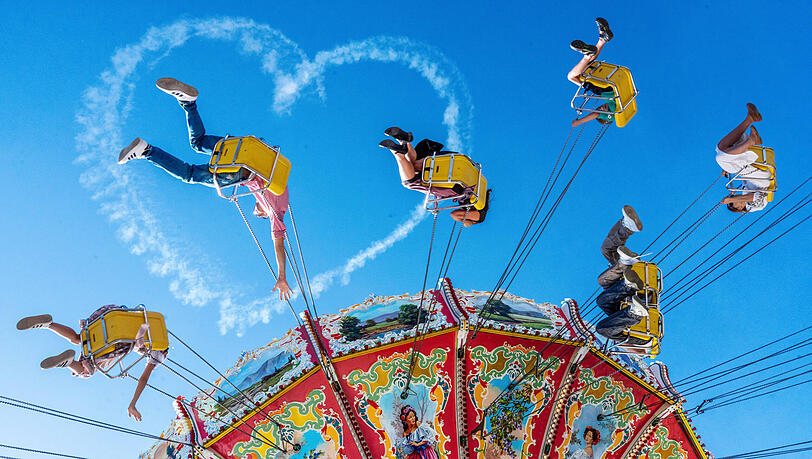 Die Wiesn 2024: Zum zweiten Mal zeichnet Sascha Odermann sein Herzl in den Himmel.