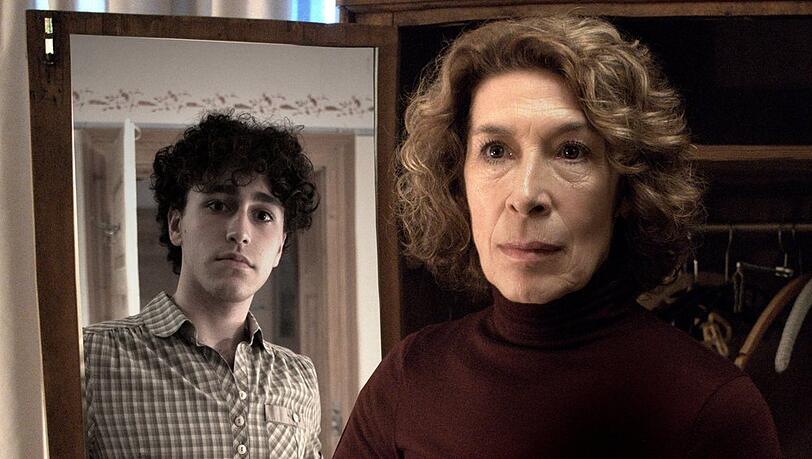 "Ungeschminkt": Josefa (Adele Neuhauser, v.) sieht sich in jungen Jahren (Riccardo Campione). "Ungeschminkt": Josefa (Adele Neuhauser, v.) sieht sich in jungen Jahren (Riccardo Campione).