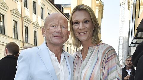 Mit Partner Johann Schrempf zeigte sich Maria H&ouml;fl-Riesch ganz verliebt in M&uuml;nchen.
