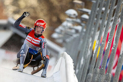 Die deutsche Rodlerin Tatjana Hüfner jubelt nach dem zweiten Lauf beim Weltcup im sächsischen Altenberg im Ziel.