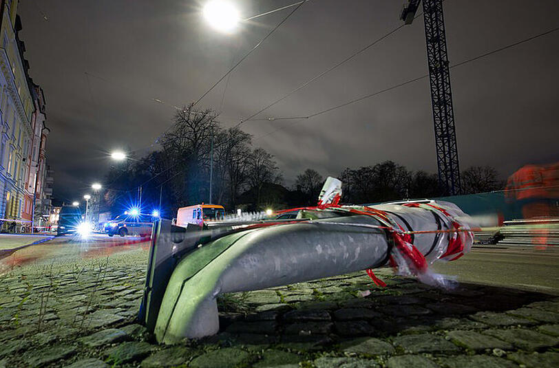 Sturmschäden in München: ein umgeknickter Laternenpfahl.
