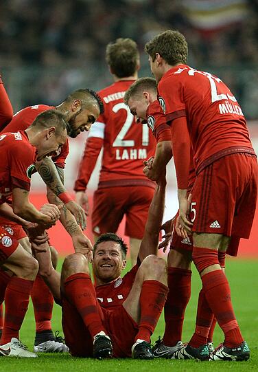 XABI ALONSO: NOTE 1.
Der Meister der langen Bälle überzeugte mal wieder mit punktgenauen Pässen. Traf per Traumtor aus knapp 30 Metern in den Winkel (40.). Sammelte weitere Argumente für eine Vertragsverlängerung.