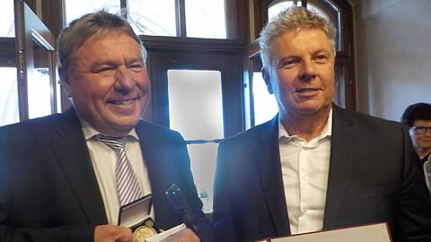 Schöne Ehrung für seinen Schafkopffreund: OB Dieter Reiter mit Dietmar Holzapfel.