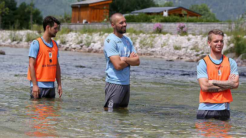 Aaron Berzel (l.), Felix Weber (m.) und Daniel Wein beim Abkühlen nach dem Training.