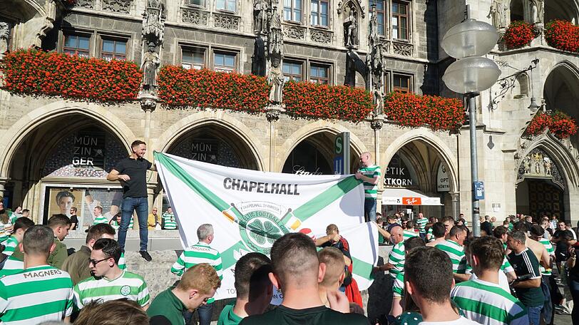 Auf dem Marienplatz feiern bereits die Celtic-Fans.
