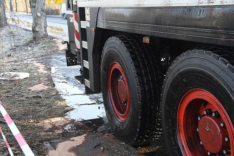 Ölmassen auf der Münchner Straße - die Bilder vom Unfallort zwischen Unterföhring und Ismaning.