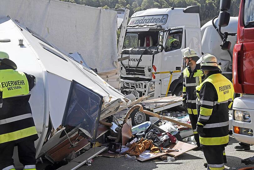 Auf der A8 am Irschenberg kam es am Donnerstag zu einem schrecklichen Unfall. Die Bilder vom Einsatz.