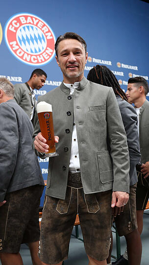 Zünftig in Lederhosen und Janker - die Bayern-Spieler beim traditionellen Wiesn-Shooting.
