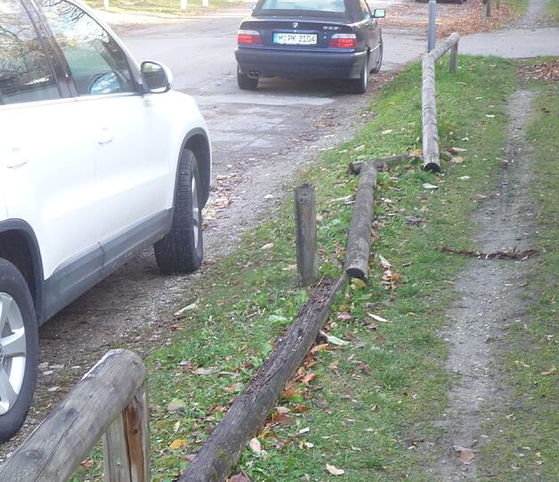 Die Holz-Abgrenzung zur Straße ist reparaturbedürftig.