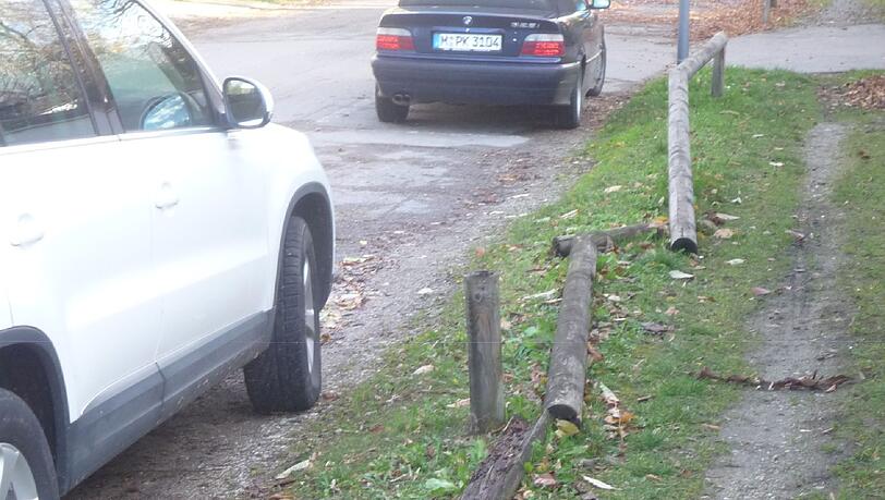 Die Holz-Abgrenzung zur Straße ist reparaturbedürftig. Die Holz-Abgrenzung zur Straße ist reparaturbedürftig.