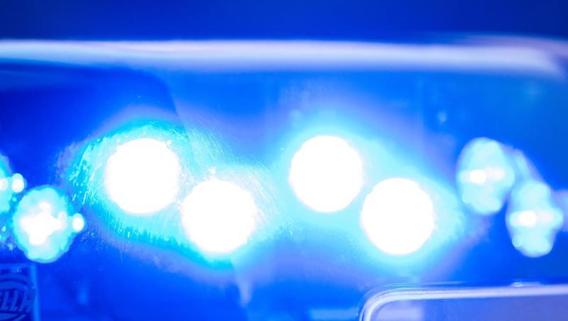 Ein Blaulicht leuchtet an einer Polizeistreife. Foto: Lino Mirgeler/Archivbild Ein Blaulicht leuchtet an einer Polizeistreife. Foto: Lino Mirgeler/Archivbild