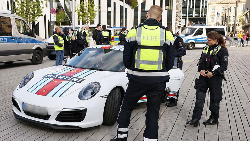 Polizeibeamte kontrollieren einen Porsche  am "Car-Freitag" in Düsseldorf.