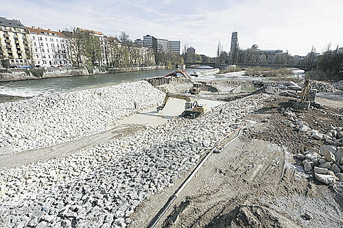 Nördlich der Reichenbachbrücke baut die Münchner Stadtentwässerung einen rund 170 Meter langen Spartentunnel unter der Isar.