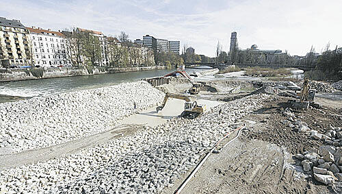 Nördlich der Reichenbachbrücke baut die Münchner Stadtentwässerung einen rund 170 Meter langen Spartentunnel unter der Isar. Nördlich der Reichenbachbrücke baut die Münchner Stadtentwässerung einen rund 170 Meter langen Spartentunnel unter der Isar.