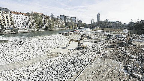 Nördlich der Reichenbachbrücke baut die Münchner Stadtentwässerung einen rund 170 Meter langen Spartentunnel unter der Isar.