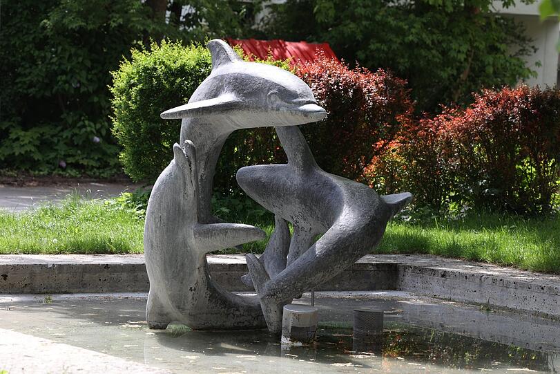 Ein Hingucker: der "Delphinbrunnen" von 1962.