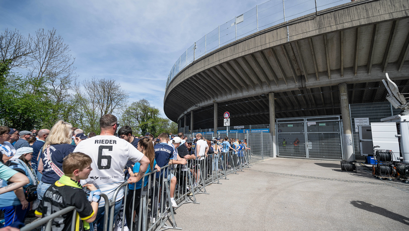 Das lange Warten: Fans hinter der Westkurve müssen sich gedulden - und es kommen immer mehr hinzu.