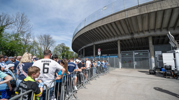 Das lange Warten: Fans hinter der Westkurve müssen sich gedulden - und es kommen immer mehr hinzu.