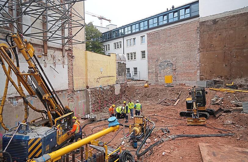 Derzeit klafft nur ein großes Loch in der Dachauer Straße, ab Mai 2025 wird gebaut. Der Grundstein ist bereits gelegt. Bei den Bauarbeiten kam auch eine kleine Überraschung zutage: Eine Metalltür aus Weltkriegszeiten, die als eine Art Fluchttür diente.