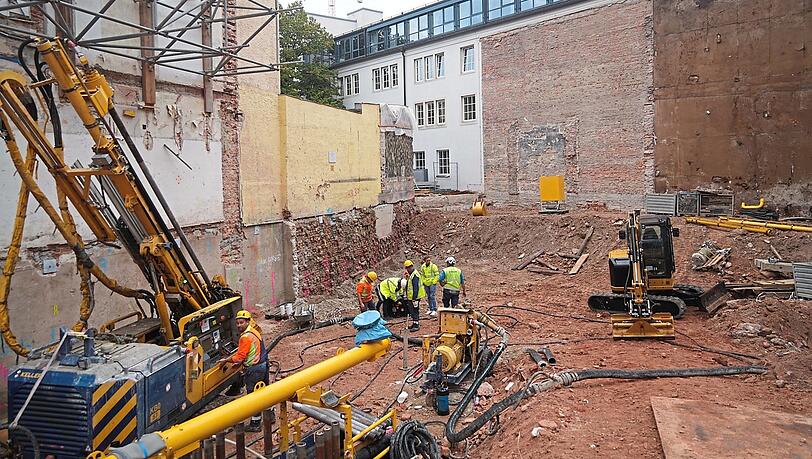 Derzeit klafft nur ein großes Loch in der Dachauer Straße, ab Mai 2025 wird gebaut. Der Grundstein ist bereits gelegt. Bei den Bauarbeiten kam auch eine kleine Überraschung zutage: Eine Metalltür aus Weltkriegszeiten, die als eine Art Fluchttür diente. Derzeit klafft nur ein großes Loch in der Dachauer Straße, ab Mai 2025 wird gebaut. Der Grundstein ist bereits gelegt. Bei den Bauarbeiten kam auch eine kleine Überraschung zutage: Eine Metalltür aus Weltkriegszeiten, die als eine Art Fluchttür diente.