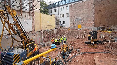 Derzeit klafft nur ein großes Loch in der Dachauer Straße, ab Mai 2025 wird gebaut. Der Grundstein ist bereits gelegt. Bei den Bauarbeiten kam auch eine kleine Überraschung zutage: Eine Metalltür aus Weltkriegszeiten, die als eine Art Fluchttür diente.