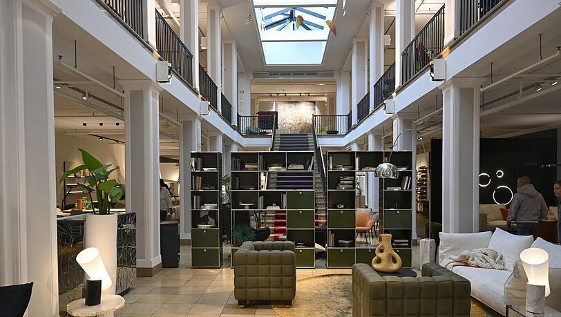 Erst auf den zweiten Blick zu erkennen: In der Eingangshalle bilden USM-Haller-Büromöbel die Zahl 150. Erst auf den zweiten Blick zu erkennen: In der Eingangshalle bilden USM-Haller-Büromöbel die Zahl 150.